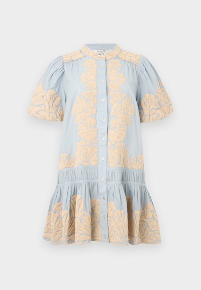 Φόρεμα γαλάζιο με κοντά μανίκια, διακοσμημένο με μπεζ κεντήματα λουλουδιών, με κουμπιά μπροστά, σούρα στη μέση και βολάν στο τελείωμα.