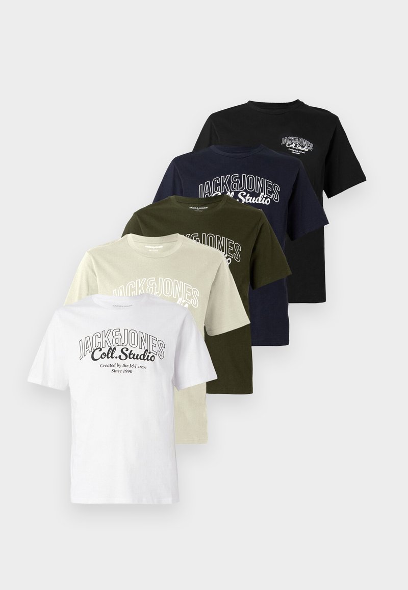Cinq t-shirts alignés : blanc, beige, olive, marine et noir. Chacun arbore un logo portant "JACK&JONES" et un col rond.