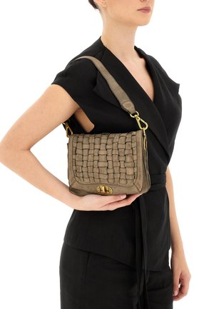 Borsa a tracolla in pelle intrecciata color taupe con ferramenta dorata, dotata di tracolla regolabile e forma rettangolare. La superficie testurizzata aggiunge dettaglio.