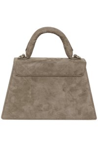 Bolso de ante color topo con forma triangular estructurada, asa superior redondeada y solapa plegable. Presenta detalles en metal plateado.