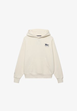 Cremefarbener Pullover-Hoodie mit vorderer Kängurutasche und kleinem dunkelblauem "Super Dry Supply Co." Logo auf der oberen linken Brust.