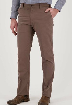 Lichtbruine chino's van zacht materiaal, met een slim fit, voorzakken, riemlussen en een soepele afwerking, gecombineerd met bruin leren schoenen.
