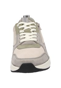 Hellgraue und olivfarbene Wildleder-Sneaker mit weißen Schnürsenkeln, einer runden Zehenpartie und einer schwarzen Gummisohle; verfügt über einen seitlichen Reißverschluss für einfaches An- und Ausziehen.