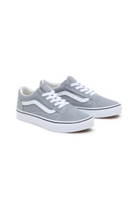 Zapatillas de ante gris con cordones blancos, que presentan un diseño clásico, una franja lateral blanca y una suela de goma negra.