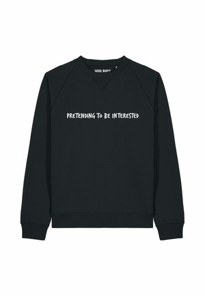 Schwarzes Sweatshirt mit V-Ausschnitt und langen Raglanärmeln. Mit weißem Text, der "VORGETÄUSCHTES INTERESSE" liest. Weiches Material.