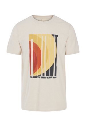 Beige katoenen T-shirt met een ronde halslijn. De voorkant heeft een grafische print in opvallende kleuren: rood, geel en zwart, met de tekst "BESCHERM".