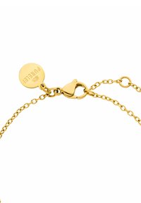 Goldenes Armband mit feinem Kettendesign, ausgestattet mit einem Karabinerverschluss und einem runden Anhänger, der "Pura Vida" eingraviert hat. Glatte Oberfläche.