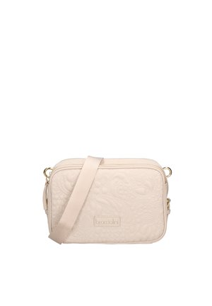 Borsa a tracolla rettangolare trapuntata color beige con tracolla regolabile e finiture in tono oro, motivo floreale impresso sulla superficie frontale.