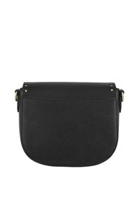 Czarna skórzana torba na ramię z teksturowanym wykończeniem, okrągłym kształtem i złotymi akcentami. Posiada zapięcie na klapkę oraz regulowany pasek.