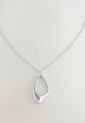 Ezüst lánc nyaklánc absztrakt, szabálytalan, nyitott medállal, amely sima, polírozott felületekkel rendelkezik világos háttéren.