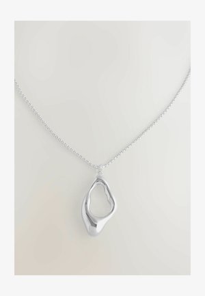 Ezüst lánc nyaklánc absztrakt, szabálytalan, nyitott medállal, amely sima, polírozott felületekkel rendelkezik világos háttéren.