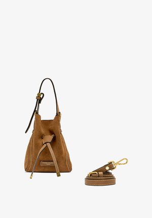 Borsa a secchiello in camoscio marrone con coulisse, rifiniture in pelle e dettagli dorati, accompagnata da una tracolla in pelle abbinata staccabile con moschettone dorato.