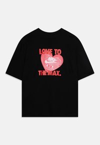 Zwart T-shirt met korte mouwen, voorzien van een rode hartafbeelding met de tekst "LOVE TO AIR THE MAX" en het Nike-logo in het midden. Gemaakt van katoen.