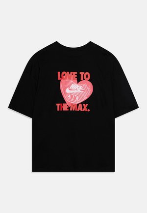 Camiseta de manga corta negra con un gráfico de un corazón rojo con el texto "LOVE TO AIR THE MAX" y el logotipo de Nike en el centro. Material de algodón.