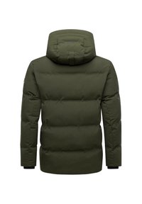 Alyvuogių spalvos pūkinė striukė su kapišonu, kratinė dizaino ir elastingomis rankovėmis. Nugarinėje pusėje yra mažas logotipo elementas šalia kaklo.