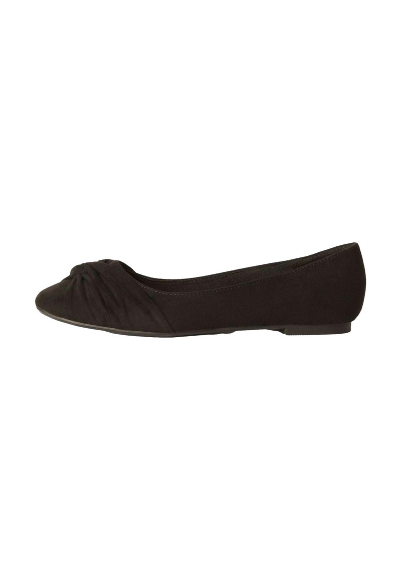 Zwarte platte schoen van zacht materiaal met een geknoopt ontwerp op de teen. Slanke zool met een afgeronde vorm en een gladde textuur.