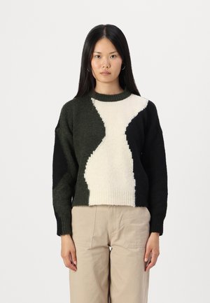 Pulover tricotat, cu un model geometric în verde închis, alb și negru, cu guler și mansete cu nervuri.