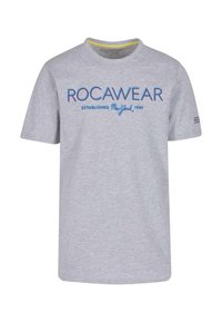 Grå kortærmet t-shirt med blåt "ROCAWEAR" logo og teksten "ETABLERET New York 1999". Blødt bomulds materiale, crew neck design.