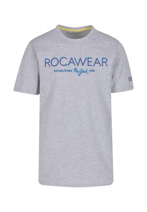 Grå kortærmet t-shirt med blåt "ROCAWEAR" logo og teksten "ETABLERET New York 1999". Blødt bomulds materiale, crew neck design.