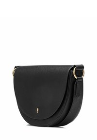 Czarna skórzana torba na ramię z zakrzywioną klapą, teksturowaną powierzchnią, złotymi akcentami i regulowanym paskiem.