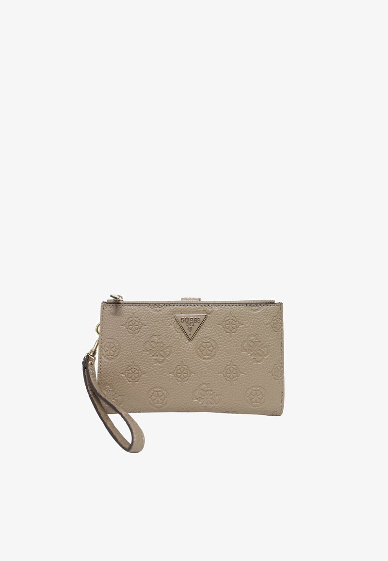 Portefeuille en simili cuir beige avec des motifs de logo embossés. Présente des accessoires en métal doré et une sangle de poignet détachable. Fermeture zippée.