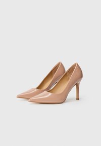 Scarpe con tacco a punta in pelle verniciata nude con una superficie liscia, caratterizzate da un tacco sottile e da un design semplice ed elegante.