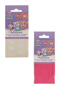 Tres pares de calcetines. Un par es de color amarillo claro con patrones de corazones blancos; el otro es de color rosa sólido. Empaquetados con un diseño de personajes de dibujos animados.