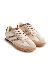 Scarpe sportive beige in materiale scamosciato e sintetico, con dettagli a stampa serpente, lacci piatti e suola in gomma testurizzata.