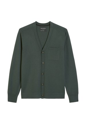 Cardigan vert foncé en tissu doux, avec un col en V, une fermeture à bouton sur le devant et une poche poitrine. Les poignets et l'ourlet sont côtelés.