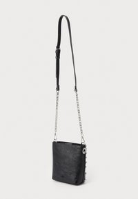 Borsa a tracolla nera in pelle con forma rettangolare, catena e tracolla regolabile, decorata con borchie rotonde argentate su un lato.