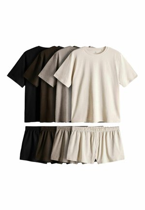 Cinci seturi de tricouri cu mâneci scurte și pantaloni scurți pentru bărbați, aranjate alături în culorile negru, maro închis, gri, gri deschis și crem.