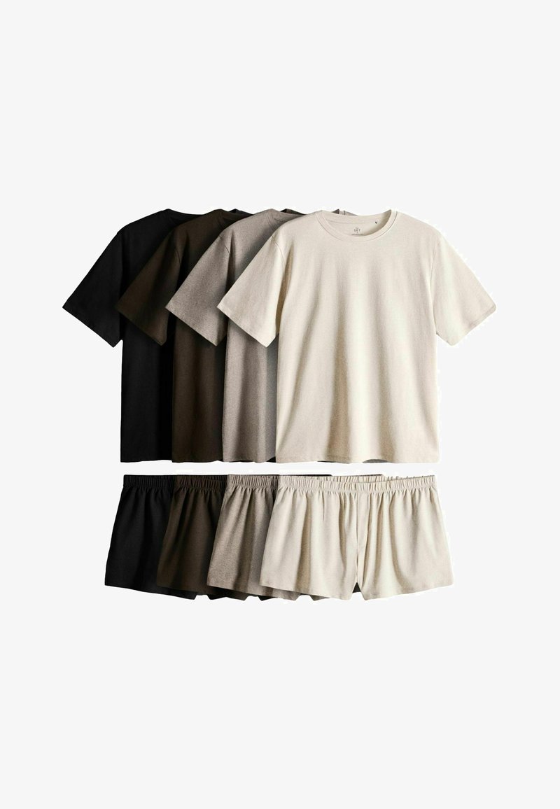 Cinco conjuntos de camisetas de hombre de manga corta y pantalones cortos, dispuestos lado a lado en colores negro, marrón oscuro, gris, gris claro y blanco roto.