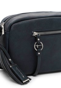 Sort tekstureret læder crossover taske med sølv lynlås, cirkulær metal detalje og læderkvast med mærke navnetag.