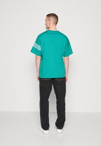 adidas Originals NEU - Apdrukāts T-krekls - active green
