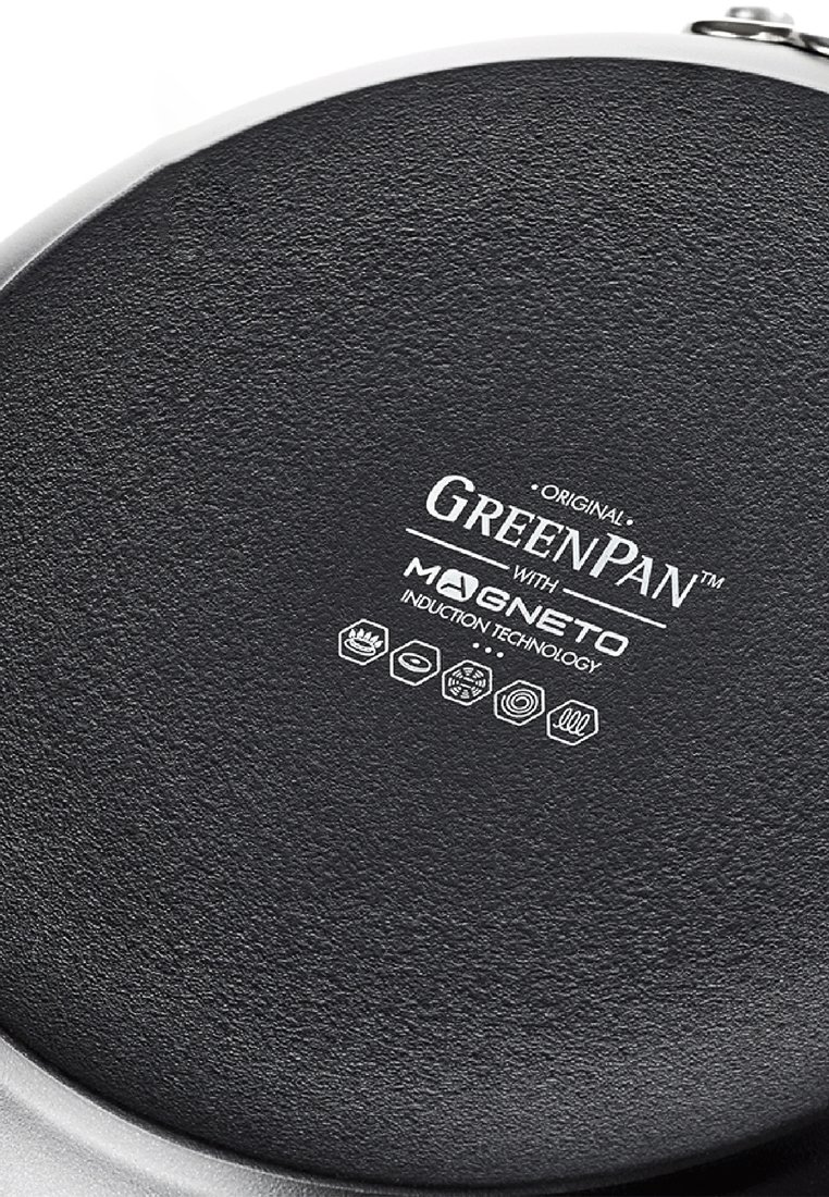 Schwarzer Pfannenboden mit prägtem Logo "GreenPan". Merkmale von Symbolen der "Magneto Induction Technology", glatte Textur und runde Form.