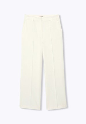 Pantalons larges blancs en tissu doux, avec une taille plate, deux poches avant et des plis nets pour une silhouette ajustée.