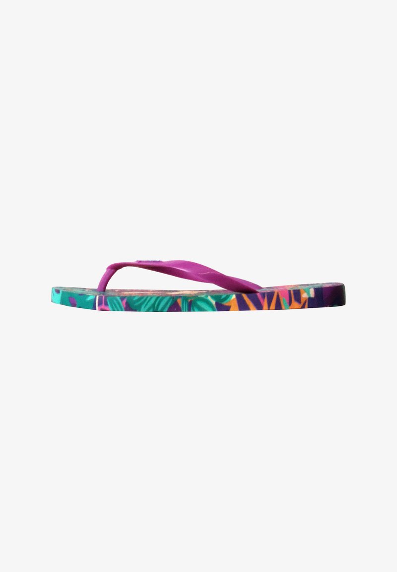 Sandale plate type tongs avec une semelle à motif tropical coloré et des brides en caoutchouc violettes sur fond blanc.