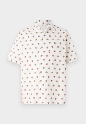 Camisa de manga corta en tela blanca, con un patrón floral repetido en azul, rojo y dorado, con un bolsillo en el pecho izquierdo y cierre de botones.