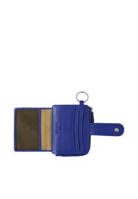 Cartera de cuero azul con cierre de cremallera, que cuenta con un botón a presión, ranuras para tarjetas y un llavero. El interior tiene un bolsillo de malla y un forro beige.
