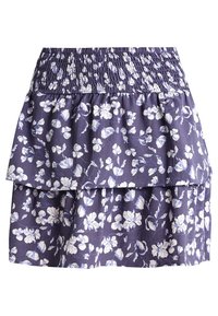 Blommig lagerkjol i mörklila tyg med vita blommönster. Har en smockad midja och två volanglager.