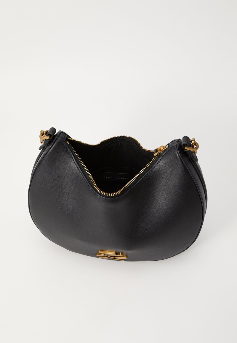 Schwarze Lederhandtasche mit goldener Reißverschlussöffnung, halbmondförmig, glatte Textur und einem goldenen Logo-Akzent auf der Vorderseite. Offene Innenansicht.