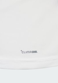 Chemise de sport blanche avec une texture lisse et le logo "CLIMACOOL" en gris, indiquant une technologie d'évacuation de l'humidité.