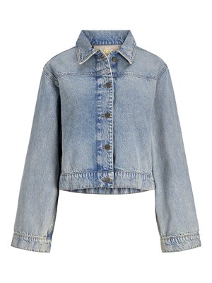 Svetlo modra denim jakna z dolgimi rokavi, zapenjanjem na gumbe na sprednji strani in klasičnim ovratnikom, rahlo skrajšana v pasu.