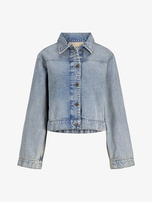 Svetlo modra denim jakna z dolgimi rokavi, zapenjanjem na gumbe na sprednji strani in klasičnim ovratnikom, rahlo skrajšana v pasu.