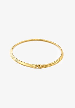 Kuldtooneline kaelakee, millel on paindlik ja sooneline disain ning klamber, mis omab siledat metallilist tekstuuri ja ümmargust kuju.