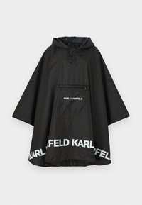 Svart vattentät poncho med huva, som har en framficka och vit logotypdetalj längs nederkanten. Slätt, lätt material.