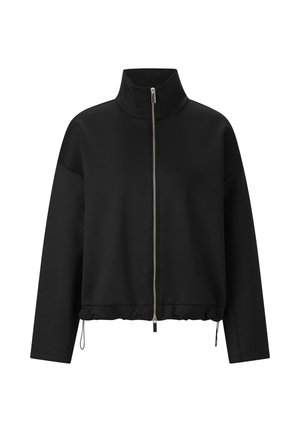 Črna skrajšana jopica z visokim ovratnikom, polnim sprednjim zadrgo in nastavljivim vrvico na spodnjem robu. Gladek, rahlo teksturiran material.