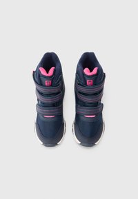 Un paio di sneakers alte blu navy con rifiniture rosa e tre cinturini in velcro cuciti in rosa, viste dall'alto su uno sfondo bianco.