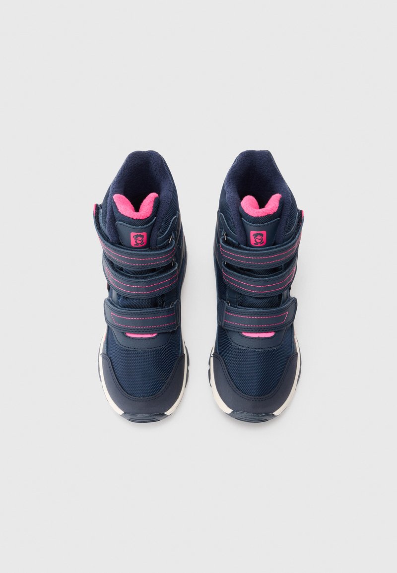 Ein Paar marineblaue High-Top-Sneaker mit pinkem Innenfutter und drei pinken, genähten Klettverschlussriemen, von oben auf einem weißen Hintergrund betrachtet.