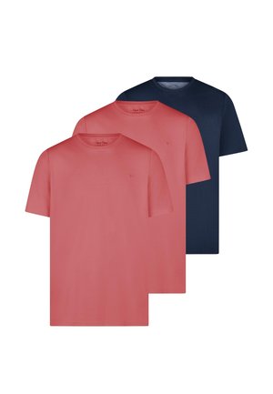 Trois T-shirts unis à col rond, deux corail à l'avant et un bleu marine à l'arrière, présentés sur fond blanc.